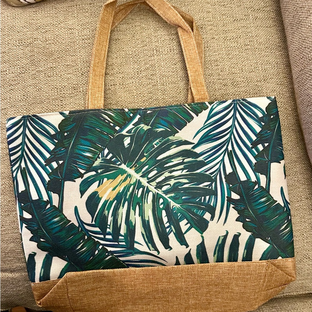 Palm‎ Leaf Botanical TOTE with zip closure that is lightweight and foldable. - Picture 5 of 8